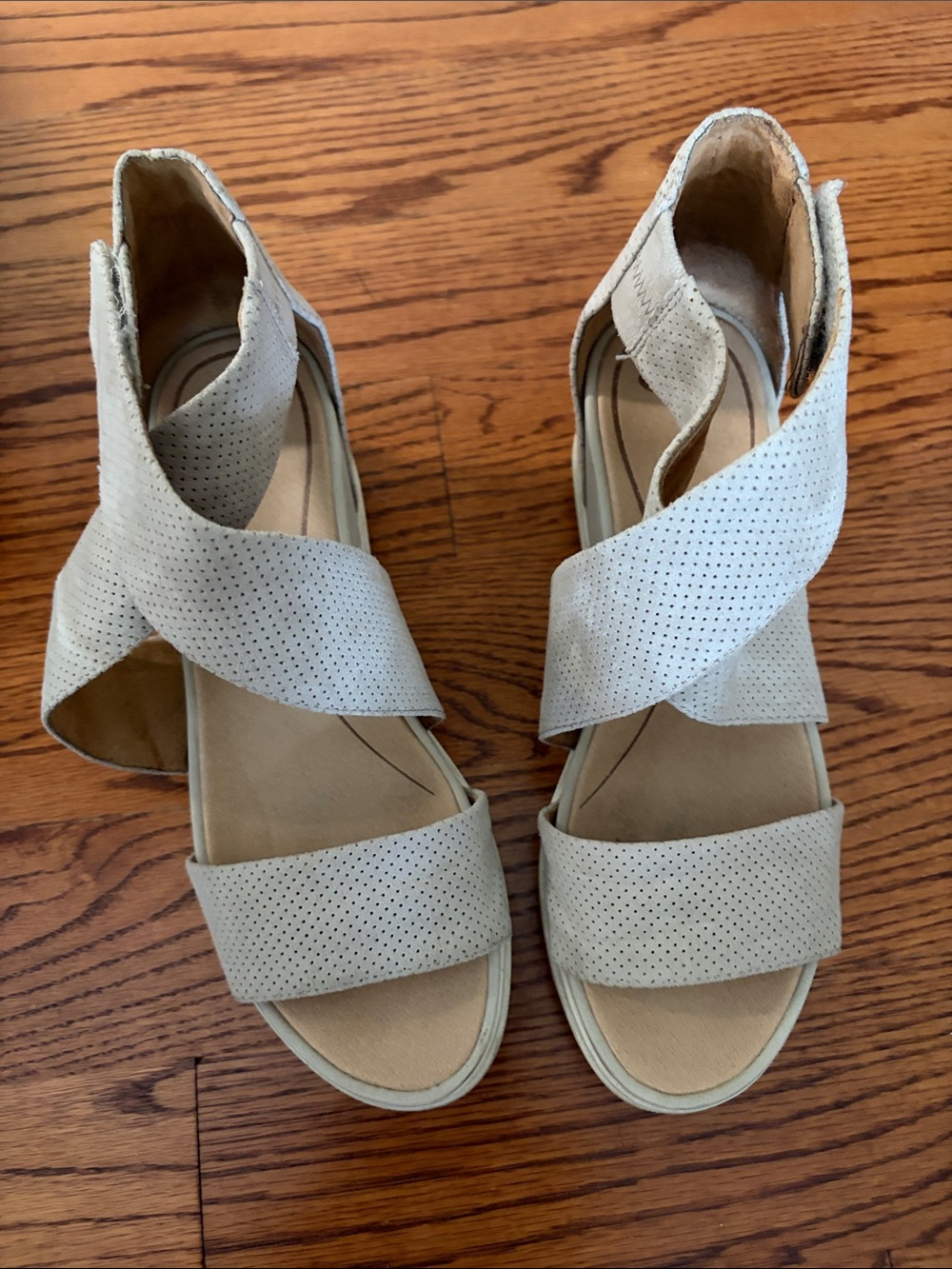 Dr Scholl's Women’s Beige Perforated Crisscross Sandals
